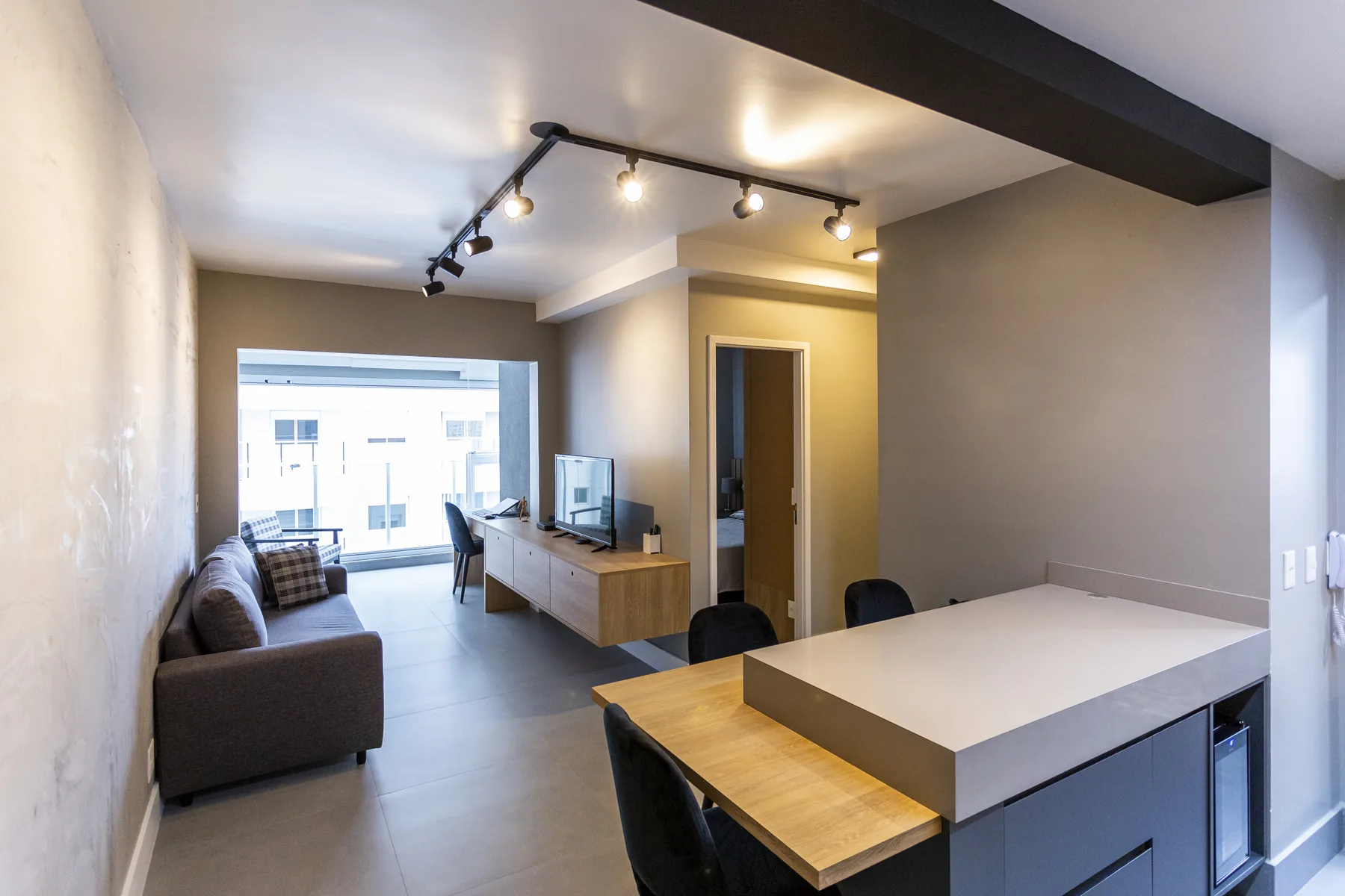 Studio com sala, jantar e cozinha resolvidos em um único projeto planejado, Linear em São Paulo